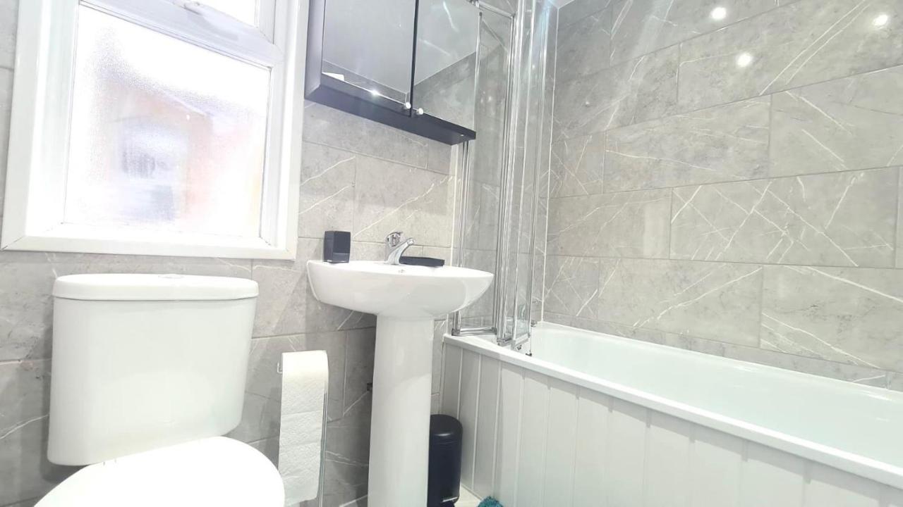 Spacious Room In Manor Park Лондон Екстер'єр фото
